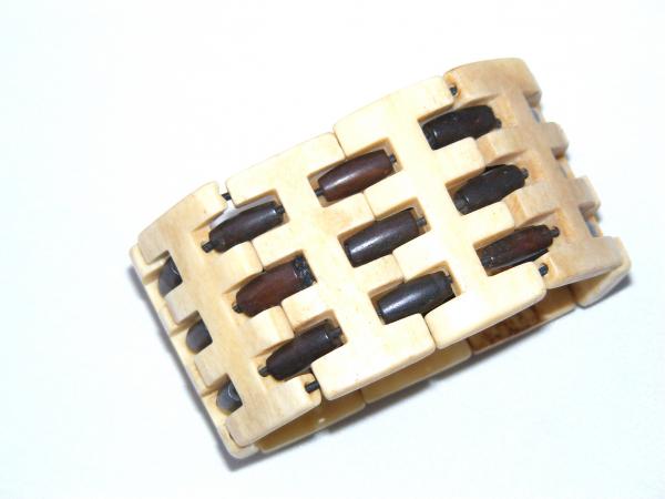 HELLES BÜFFELKNOCHENARMBAND MIT DUNKLEN PERLEN