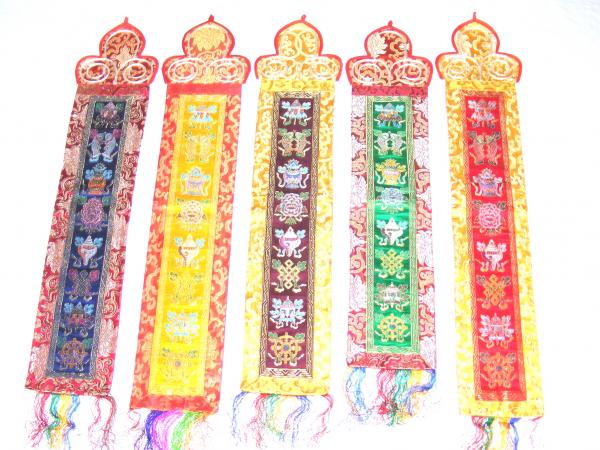 SCHÖNER ROTER WANDBEHANG MIT TIBETISCHEN GLÜCKSSYMBOLEN