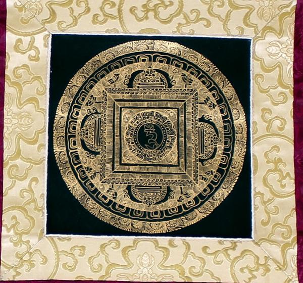 OM MANDALA THANGKA IM ROTEN BROKATRAHMEN NR.3