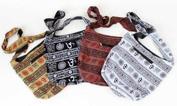 SCHWARZE MIT OM + SYMBOLEN VERZIERTE TASCHE